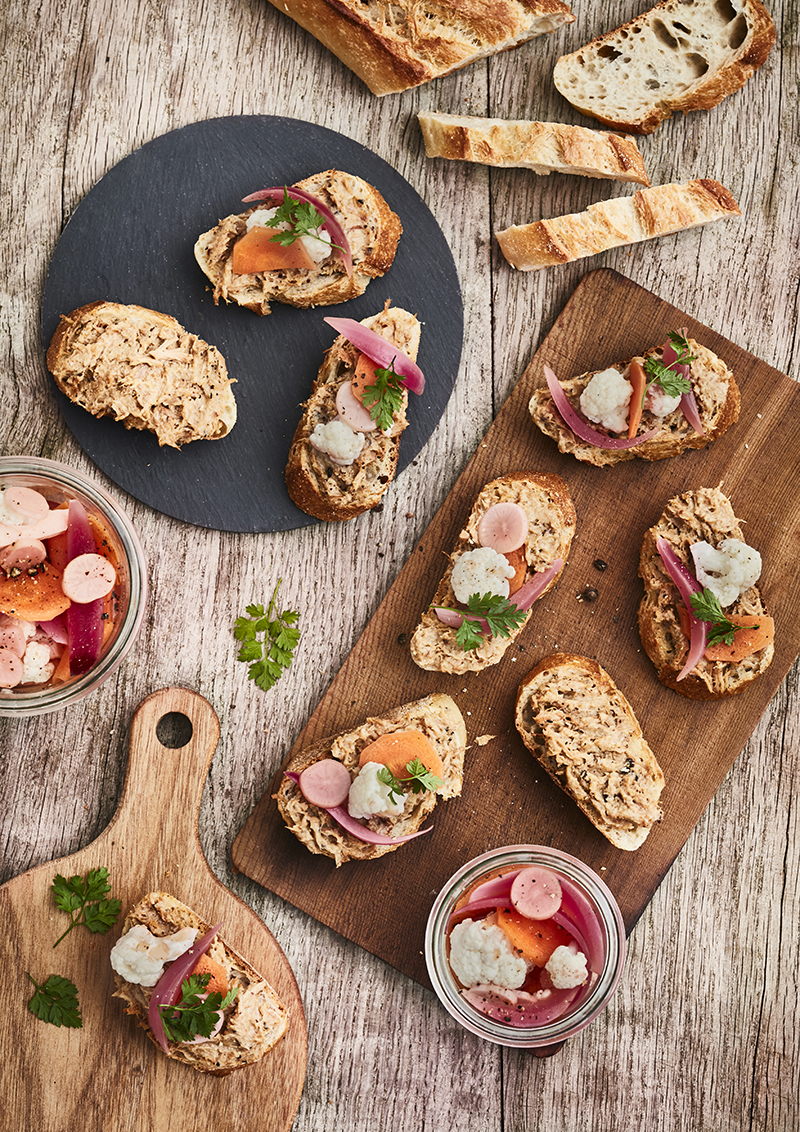 Bruschettas rillettes de poulet Bordeau Chesnel pickles de légumes vinaigrés