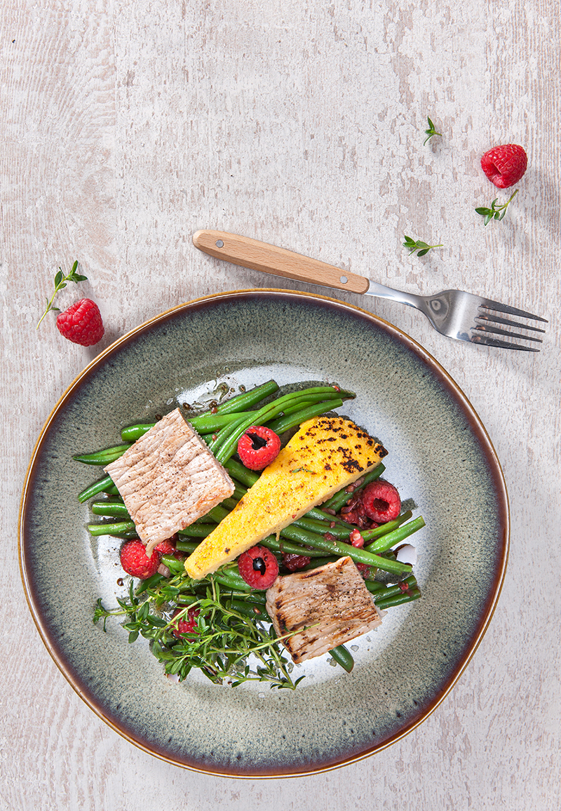 Escalope de veau, polenta snackée salade d’haricots verts framboise