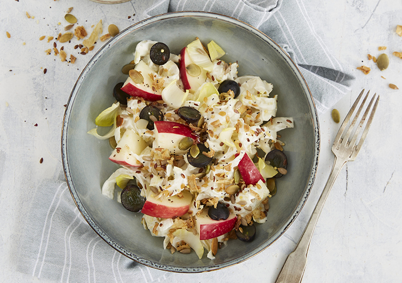 Salade d’endives fromage, saveur graines oignons frits