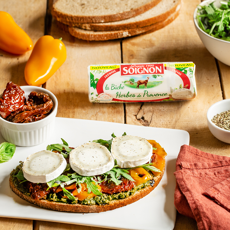 Tartines de légumes confits Bûche de chèvre Herbes de Provence