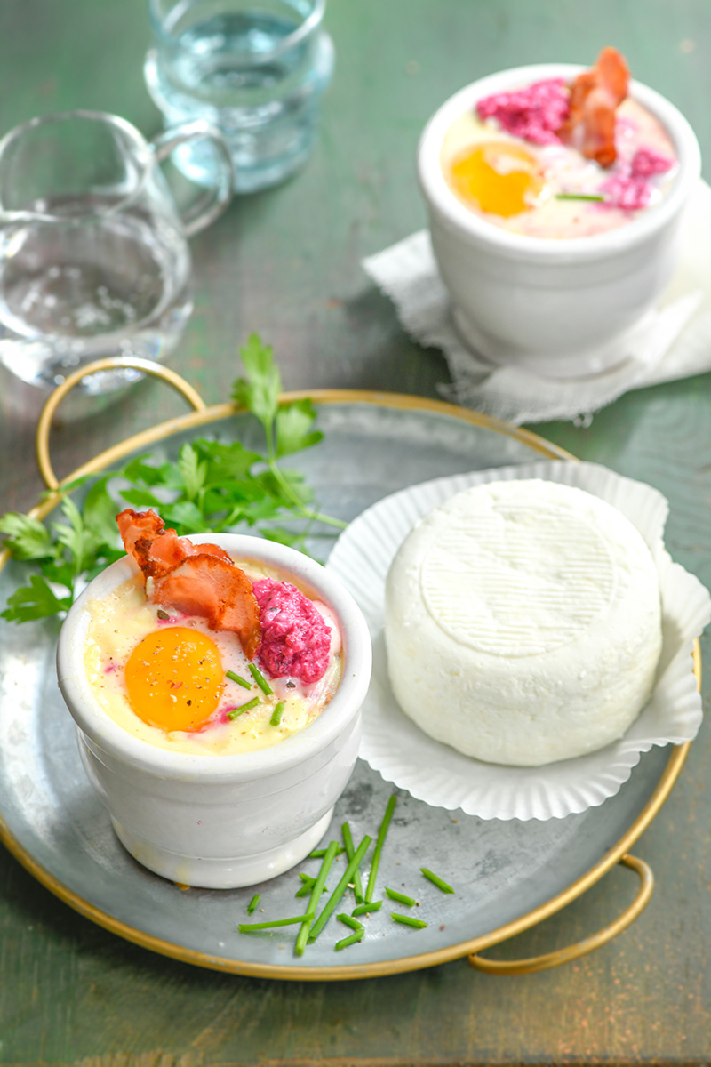 Œuf cocotte chèvre frais chips lardées
