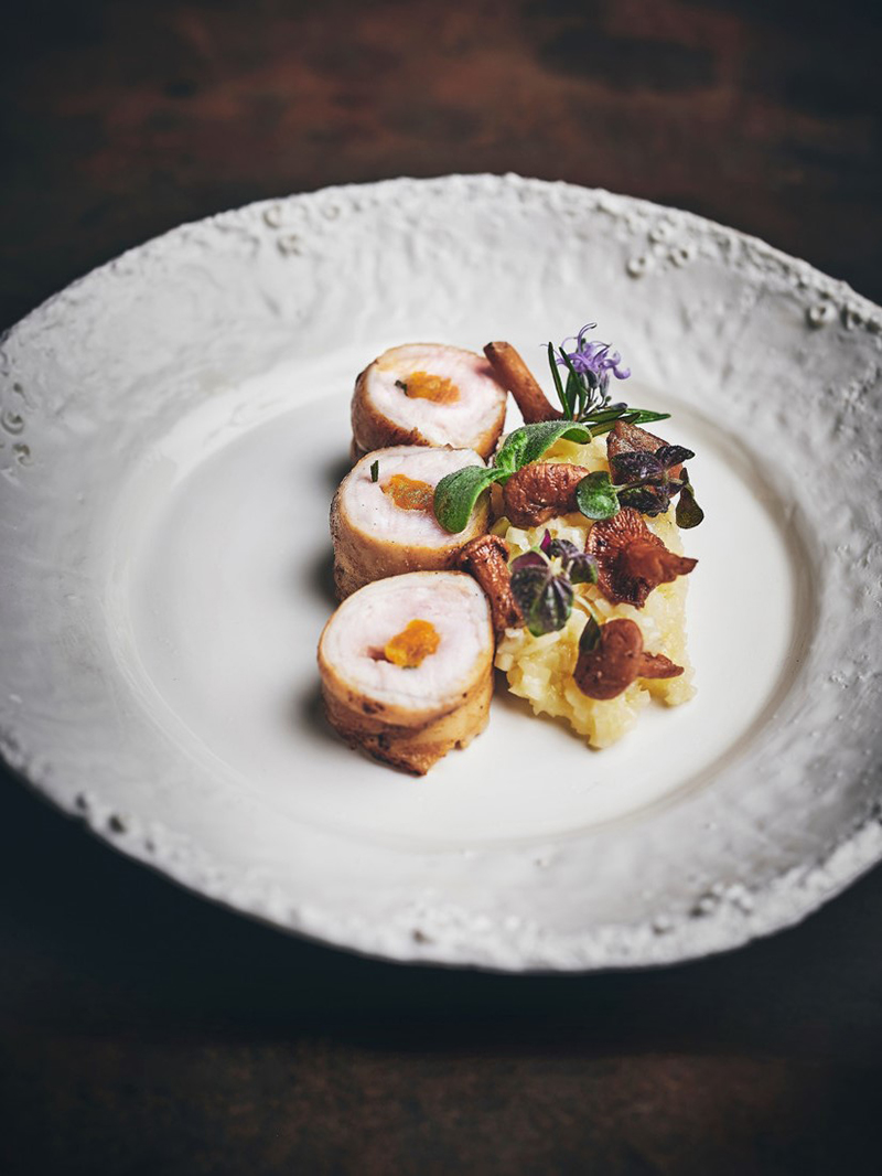 Râble de lapin farci abricots confits, romarin, célerisotto aux girolles
