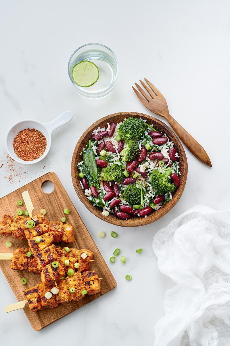 Riz sauté haricots rouges brocolis pousses d’épinard, brochettes de saumon aux épices cajun