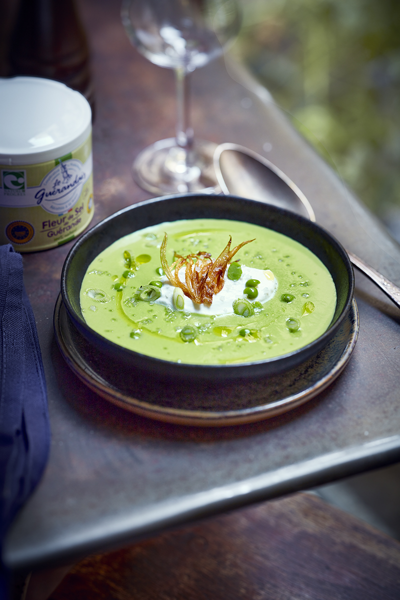 Velouté petits pois, crème montée à l’oignon doux Fleur de Sel le Guérandais