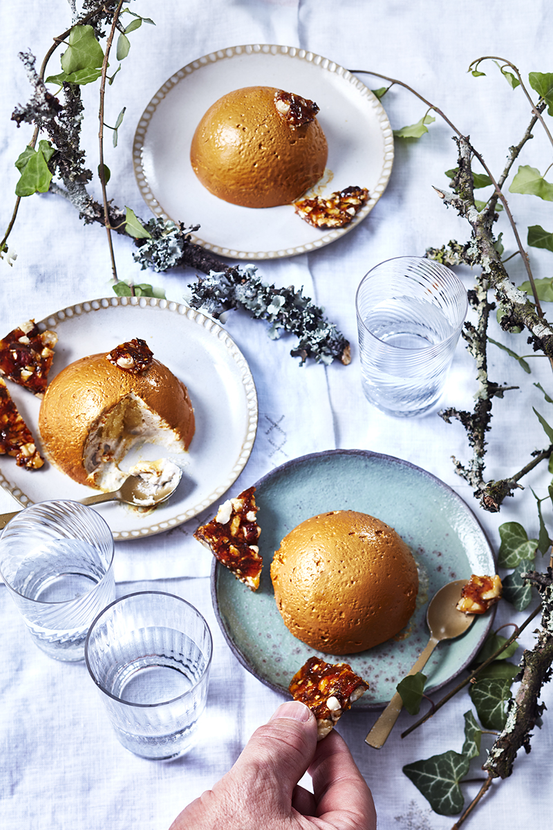 Dôme de mousse à la crème de marron, pommes nougatine de noisettes