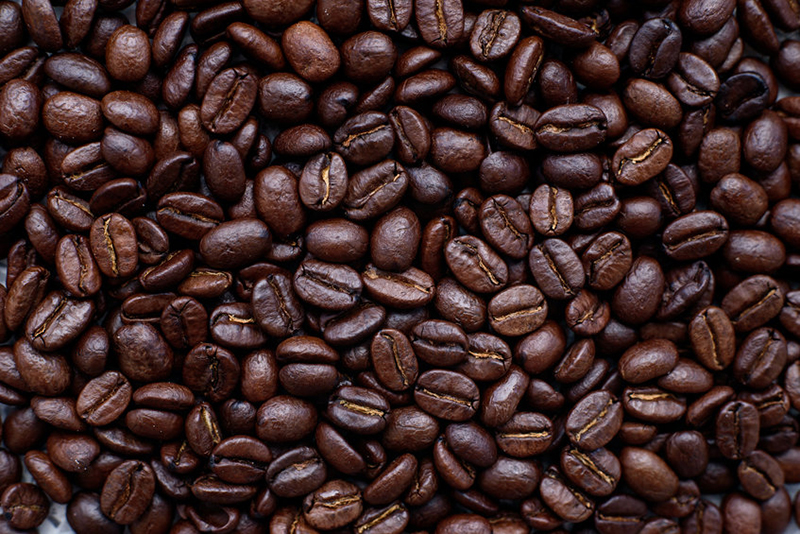 Grains de café arabica torréfiés foncés