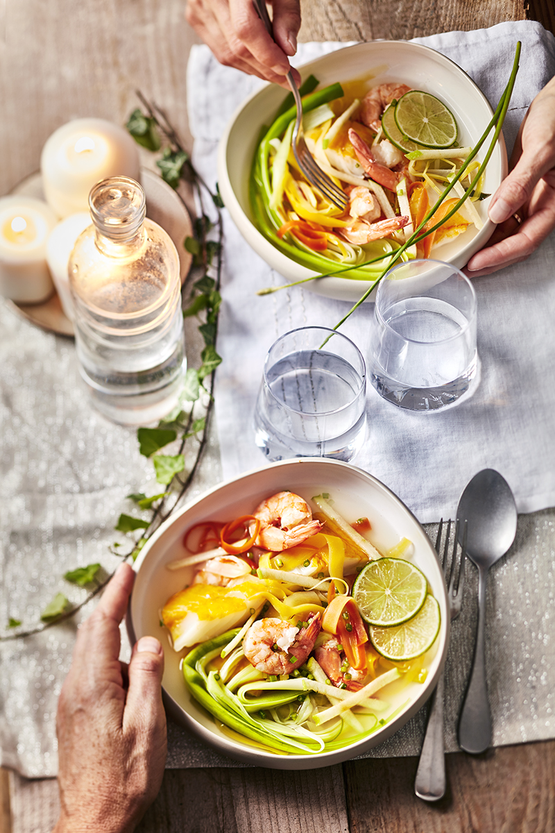 Nage de gambas et haddock, poireaux, piment, citronnelle, pomme Granny