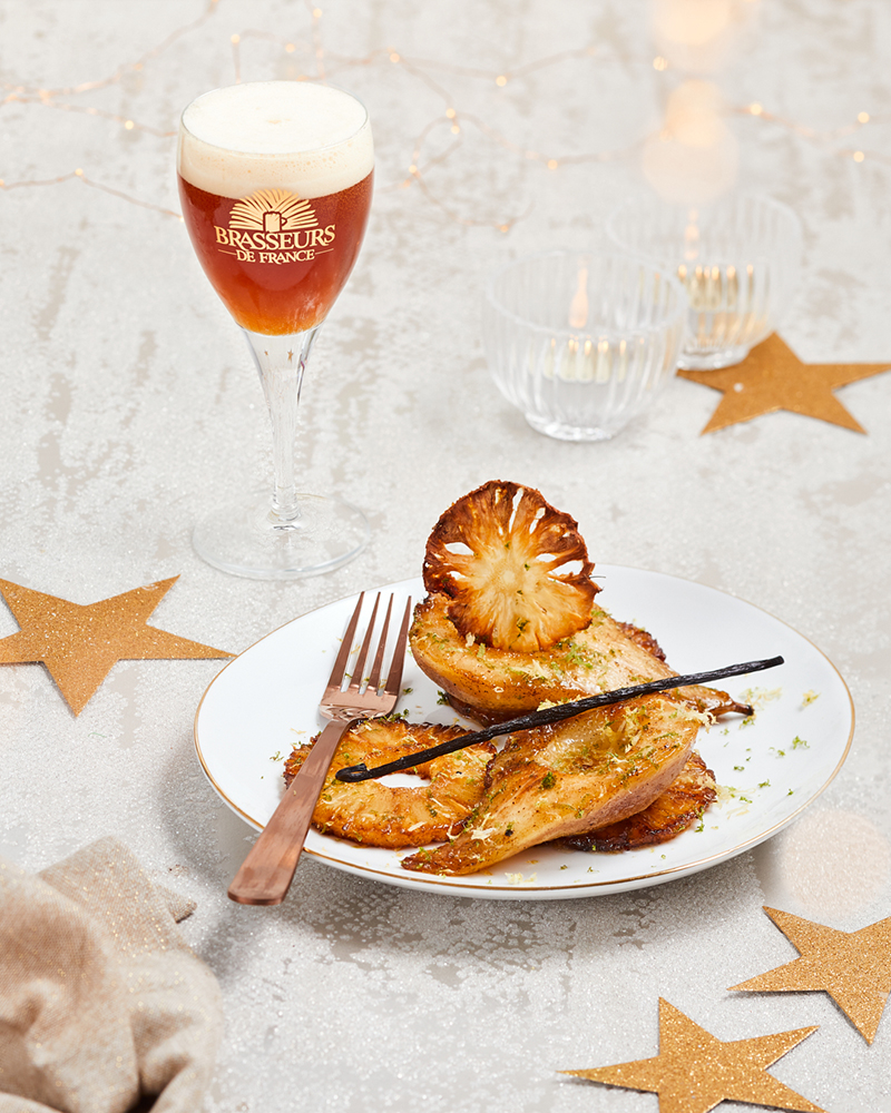 Poires ananas rôtis beurre aux graines de vanille, fleurs d'ananas séchés et citrons