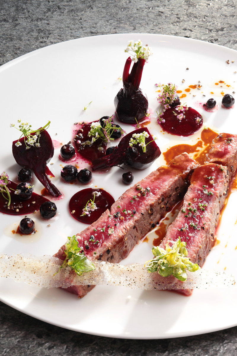 Entrecôte saignante, betteraves acidulées, baies de cassis tuile au poivre