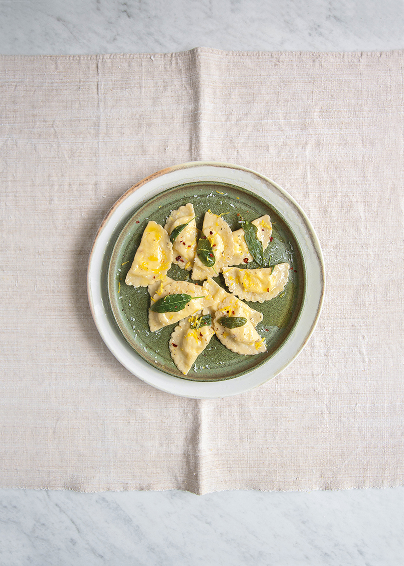 Raviolis blancs fêta, citron et sauge