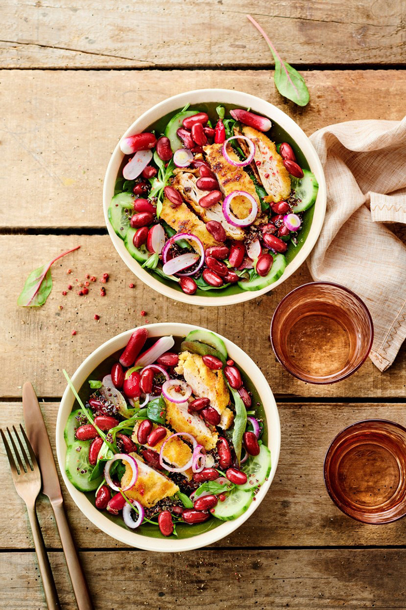 Salade haricots rouges quinoa noir poulet pané à la poudre d’amande