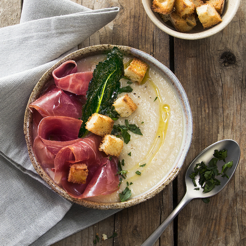 Velouté de topinambour, Jambon de Parme chou noir de Toscane