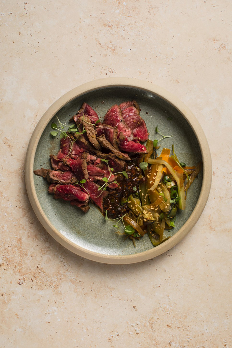 Bœuf façon tataki, wok de légumes croquants sésame