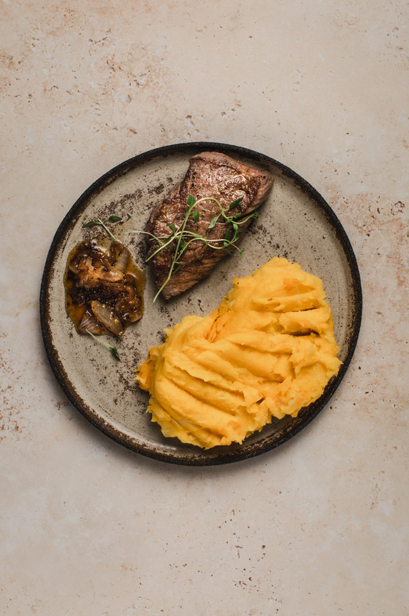 Pavés de bœuf, chutney d’oignons au sirop d’érable purée de potimarron pommes de terre
