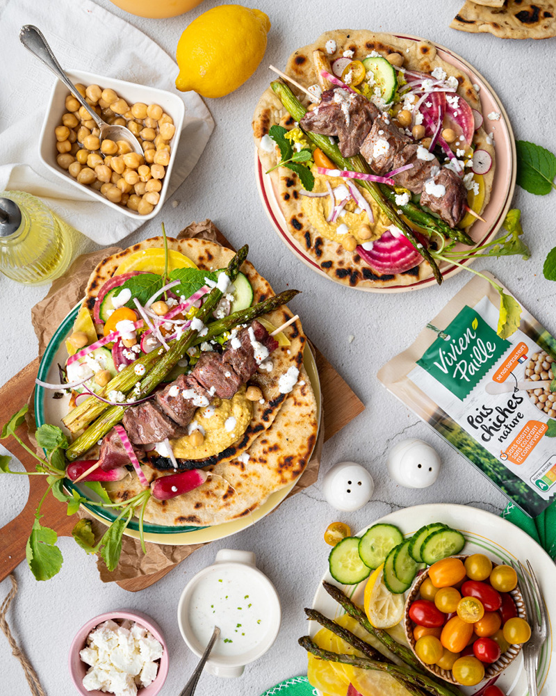 Pita de Pâques à l’agneau, houmous, asperges rôties, crudités pois chiches