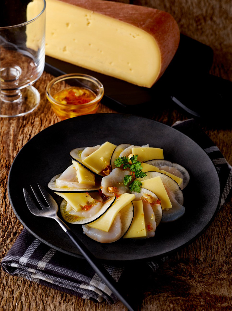 Carpaccio de Saint-Jacques radis noir, Raclette de Savoie, vinaigrette noisette orange