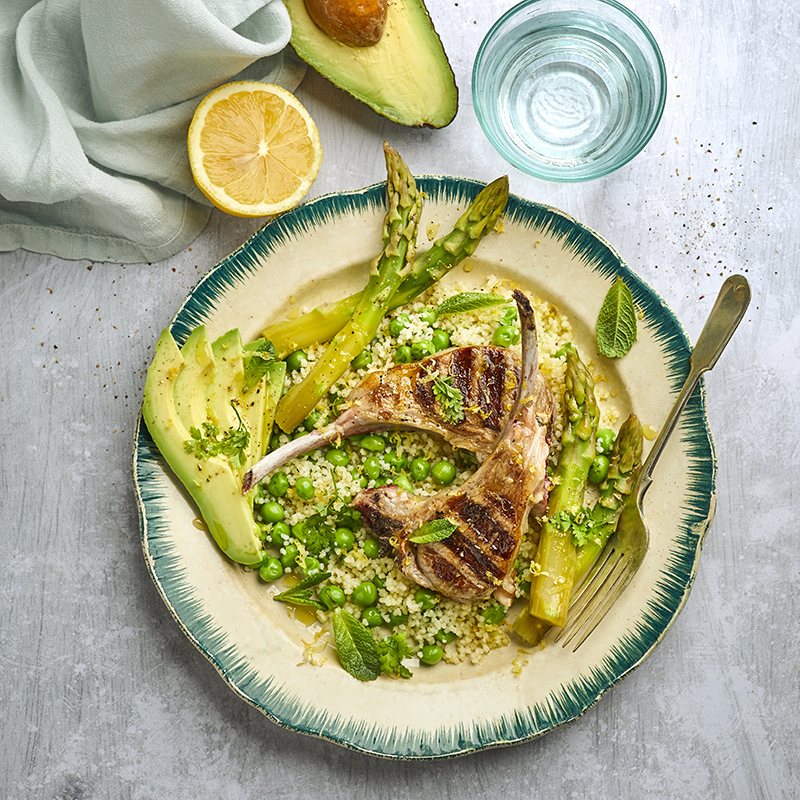 Côtes d’agneau citron, semoule petits pois et asperges