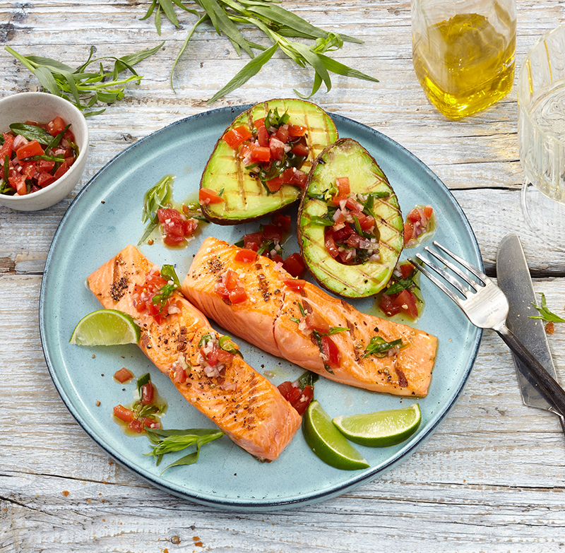 Filets de saumon grillés, avocat salsa de tomate épicée