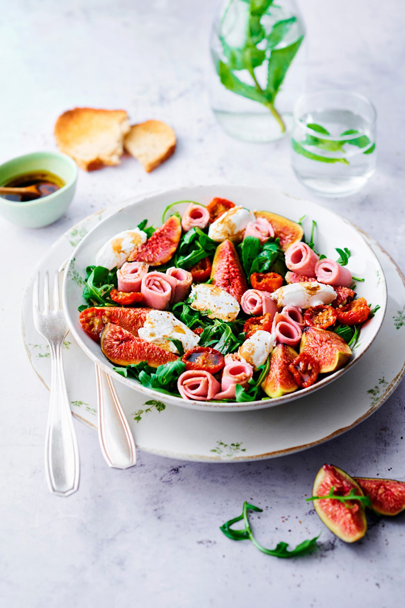 Salade de roquette figues, chèvre frais, tomates confites jambon LE BON PARIS HERTA
