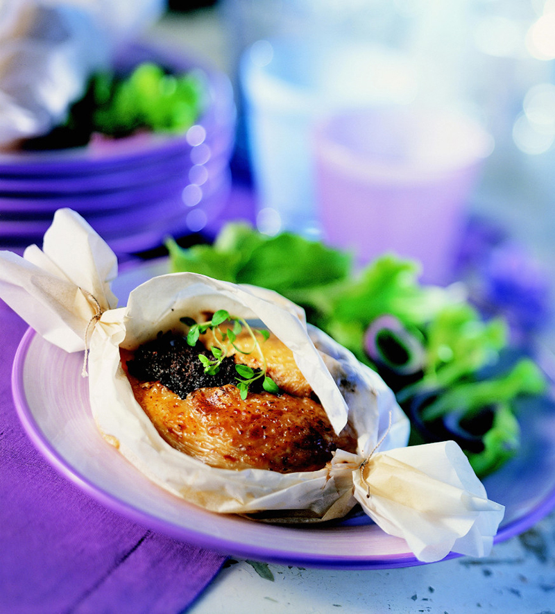 Suprême de pintade papillotes à la tapenade