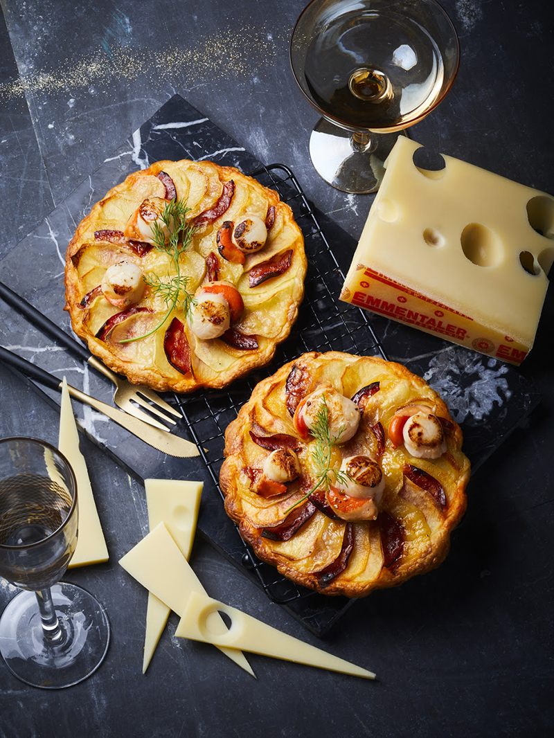 Tartelette fine pommes de terre, chorizo Saint-Jacques à l’Emmentaler AOP Suisse