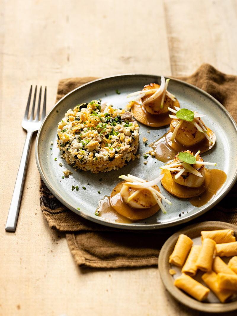 Coquille Saint-Jacques snackée, crumble de Crêpes Fourrées Crème Oignon de Roscoff Gavottes