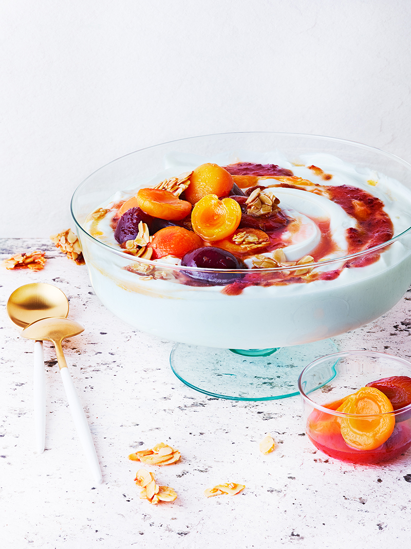 Fruits d’été rôtis yaourt aux amandes caramélisées