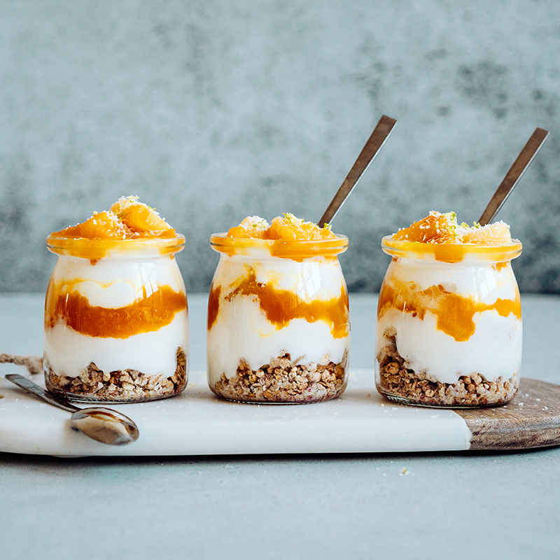 Parfait au yaourt granola compotée de fruits exotiques