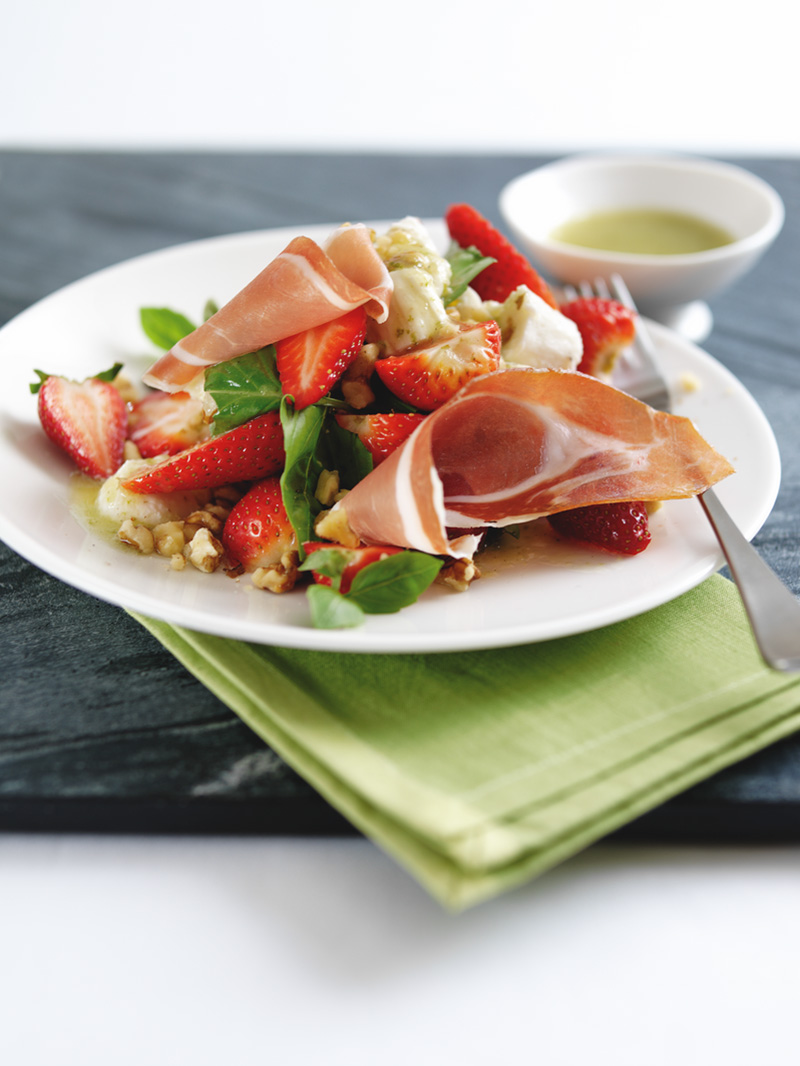 Salade d’été : Jambon de Parme, fraises, mozzarella et noix, assaisonnée d'une vinaigrette au kiwi citron vert