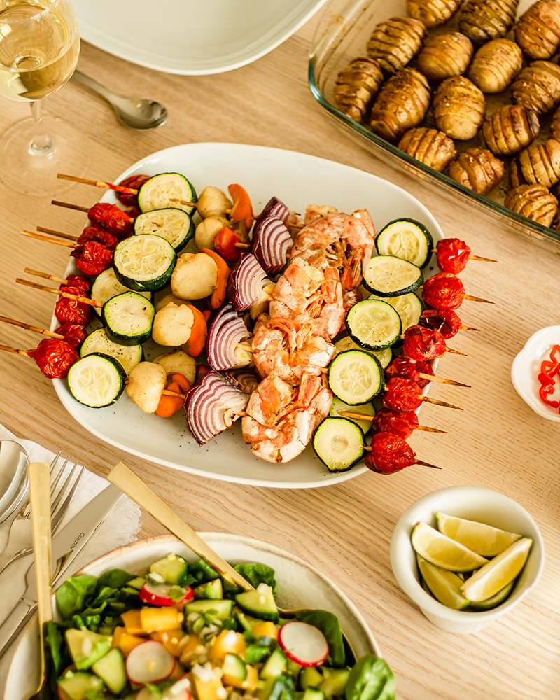 Brochettes de crevettes, Saint-Jacques et légumes