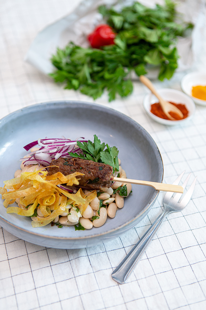 Salade de haricots Tarbais herbes oignon rouge, Kefta de bœuf, croquant de feuilles de brick