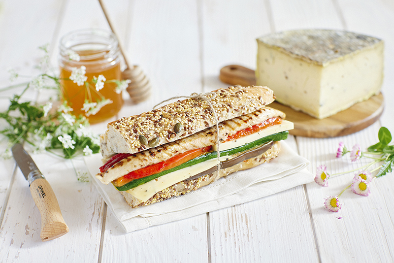Sandwich de poulet grillé miel, légumes grillés tranche de Tomme gourmande truffe d’été