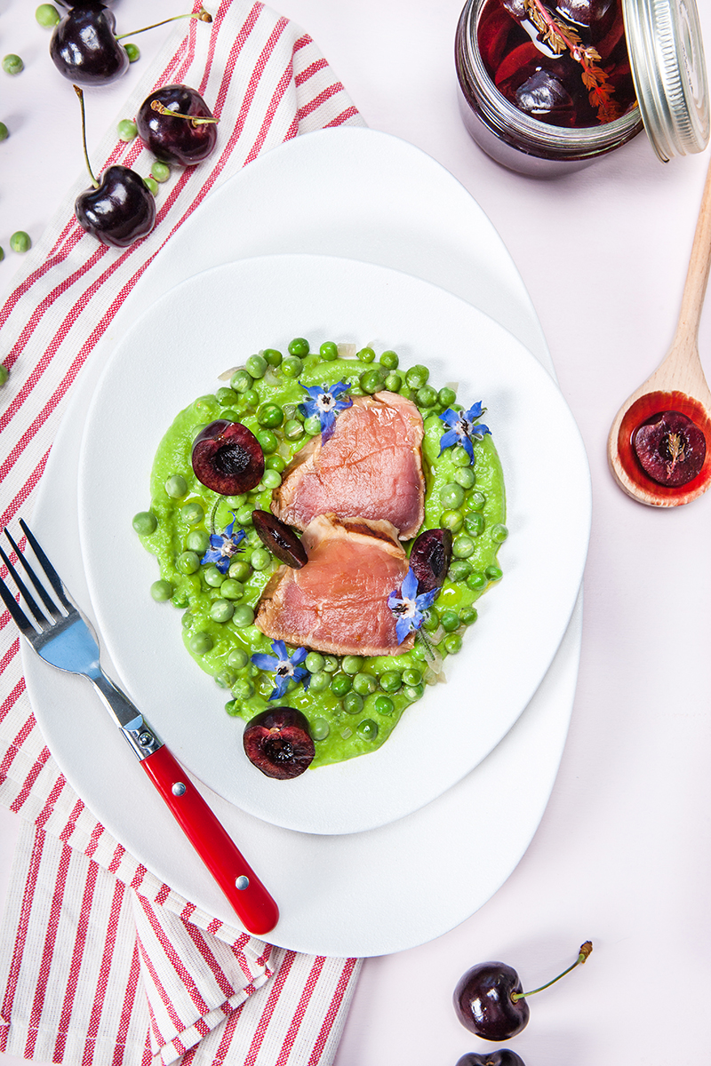 Tataki de veau, crémeux de petits pois pickles de cerises