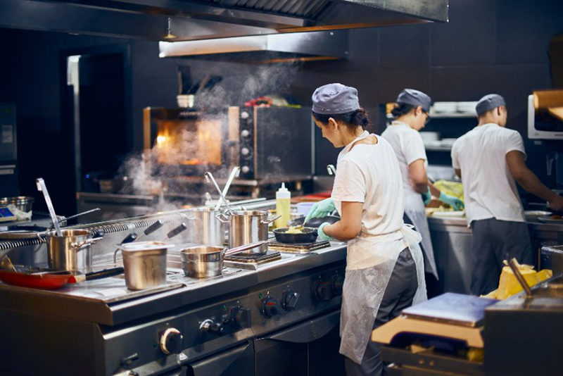Cuisinier : comment bien choisir ses chaussures de cuisine ?