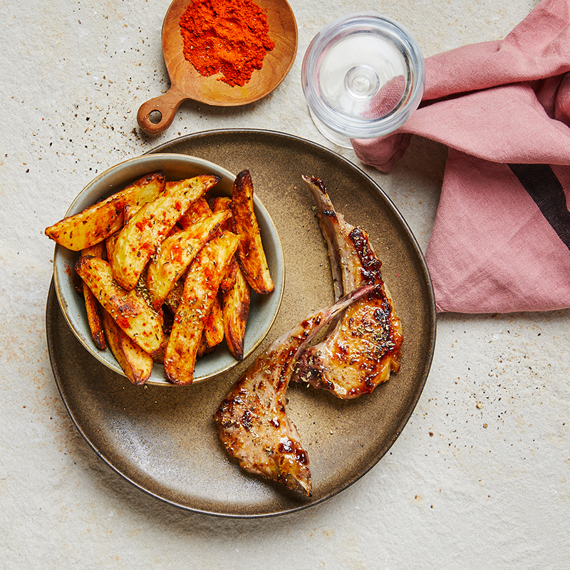 Côtelettes d’agneau moutarde et miel, frites maison paprika