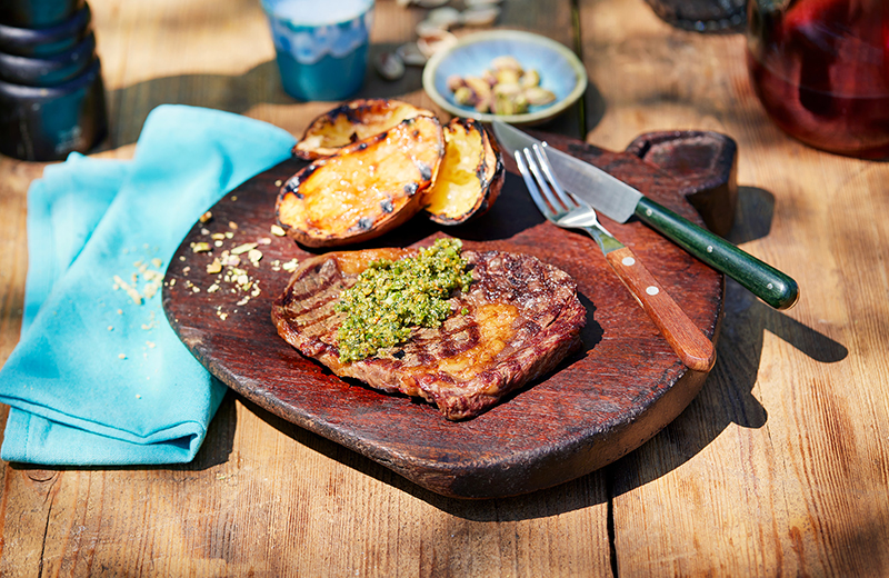 Faux-filets à la patate douce, sauce aigre, basilic pistache