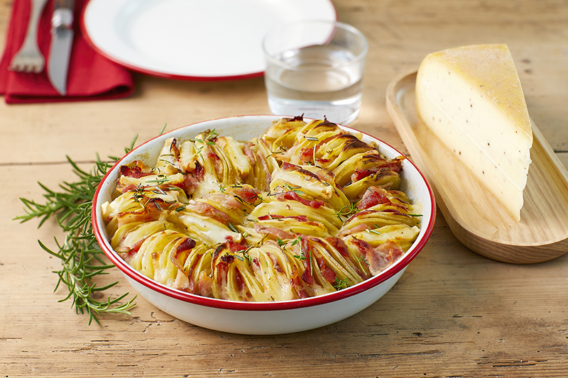 Millefeuille de pommes de terre, fromage à raclette à la truffe d’été lard fumé thym et romarin