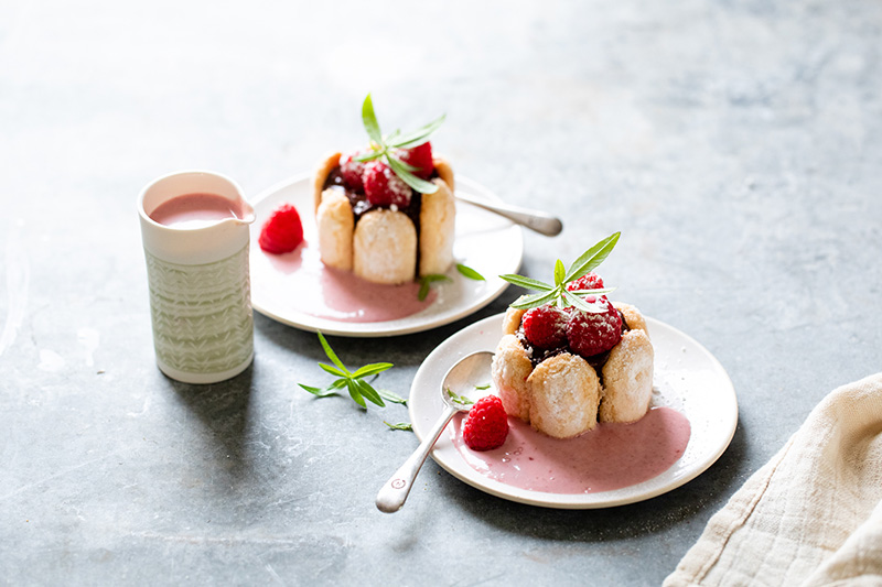 Mini charlottes mousse au chocolat, coulis de framboises crème anglaise
