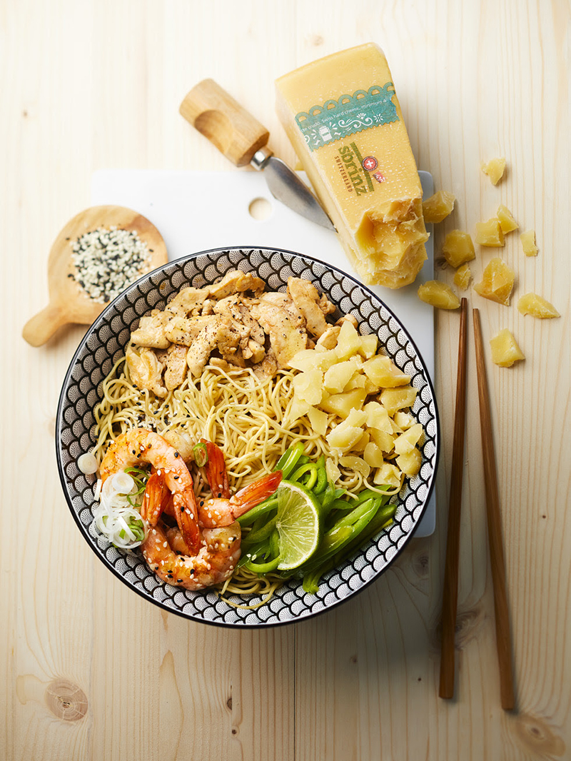One Pot Pasta Noodle façon asiatique, poulet, crevettes Sbrinz AOP