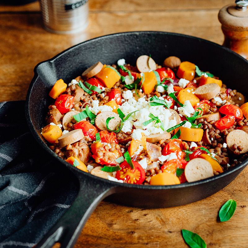 Poêlée de lentilles, saucisses, patate douce, tomates, basilic feta
