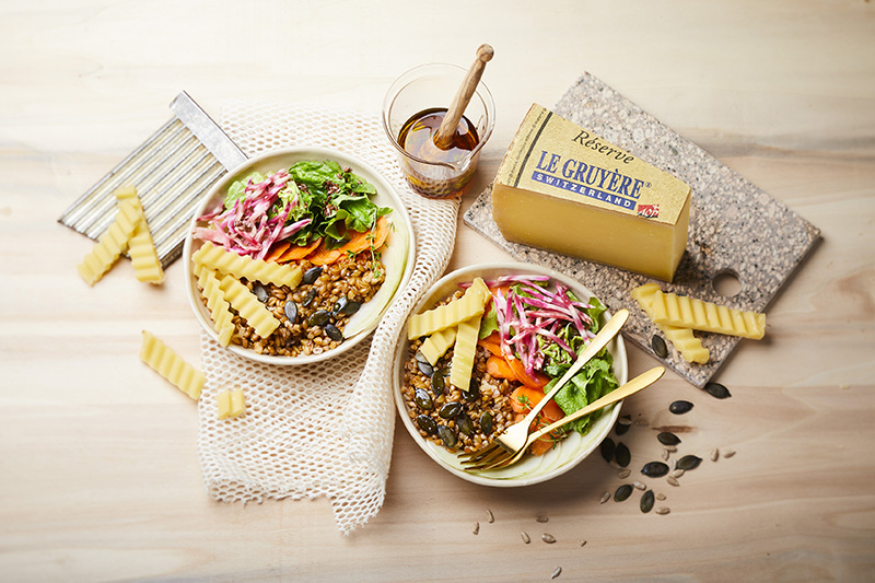 Poke bowl Gruyère AOP réserve sa vinaigrette miellée