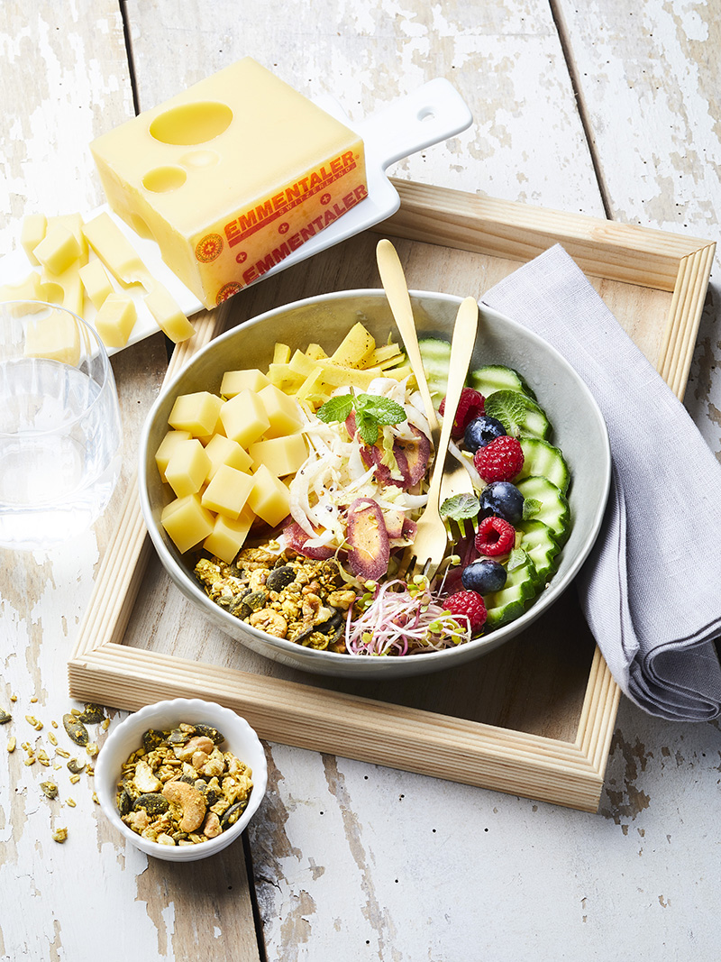 Salade multicolore granola salé à l’Emmentaler AOP Suisse