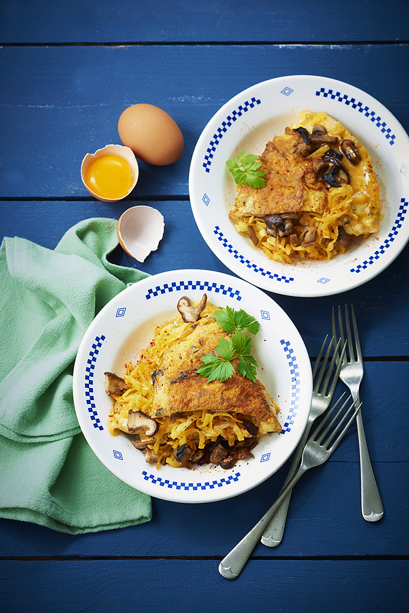 Omelette au bleu, nouilles croustillantes champignons