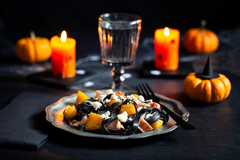 Tagliatelles noires potiron et bûchette de chèvre
