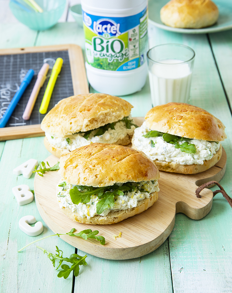 Pains au lait fourrés au fromage frais, citron roquette