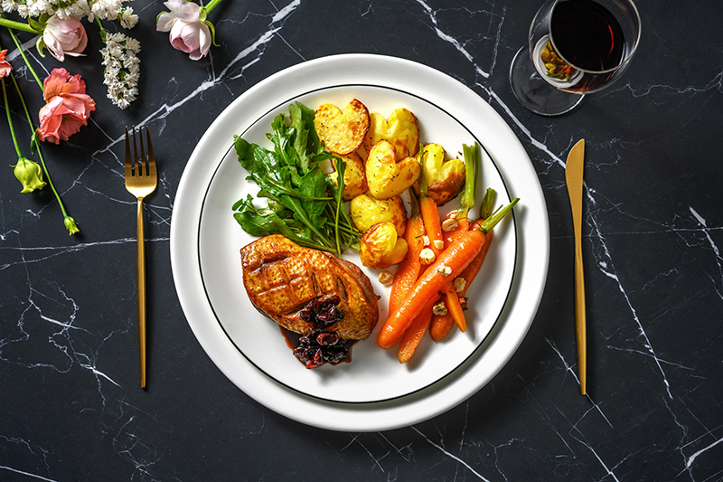 Canard au miel carottes glacées, pommes de terre noisettes