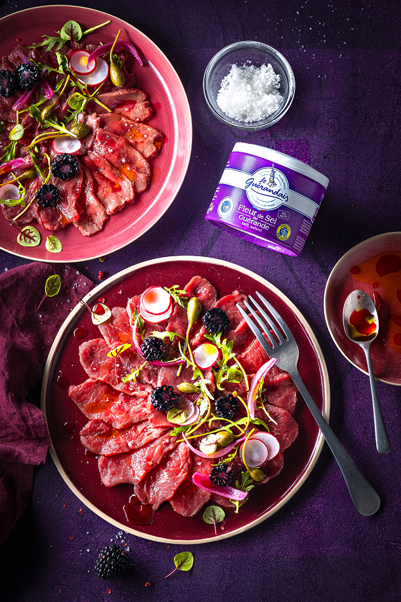 Carpaccio de bœuf, huile citronnée, vinaigre de mûres, câpres, Fleur de sel 