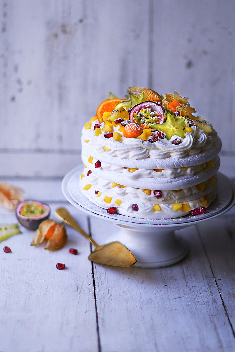 Pavlova aux fruits exotiques et chantilly au yuzu 