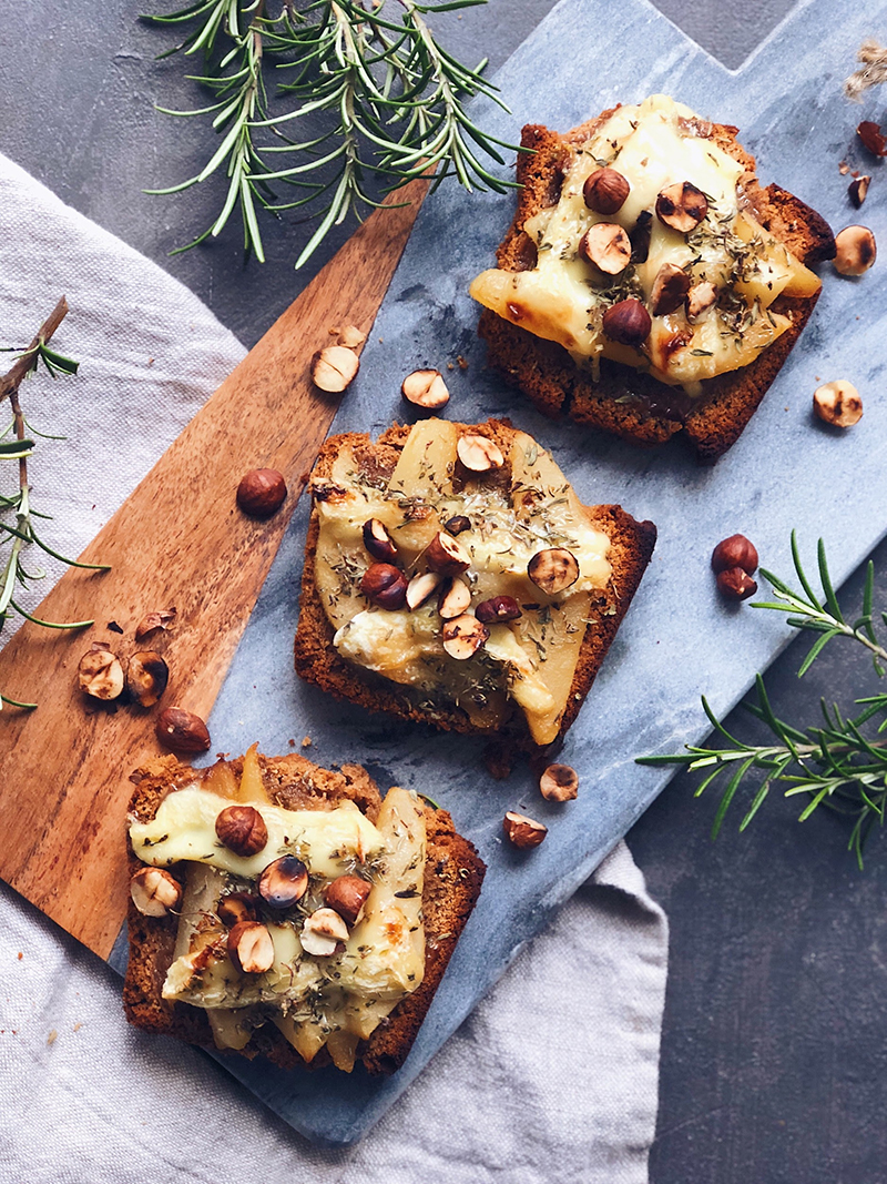Tartines pain d’épices, poires, Rocamadour noisettes grillées