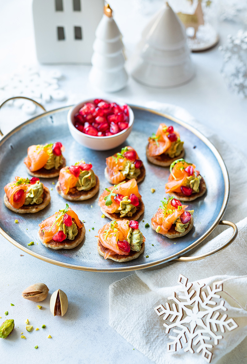 Mini blinis crème de pistache, saumon fumé grenade